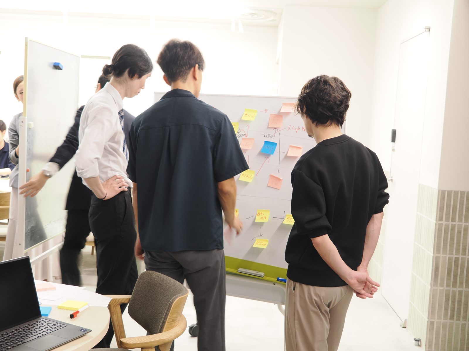 業務フローをホワイトボードに可視化する様子
